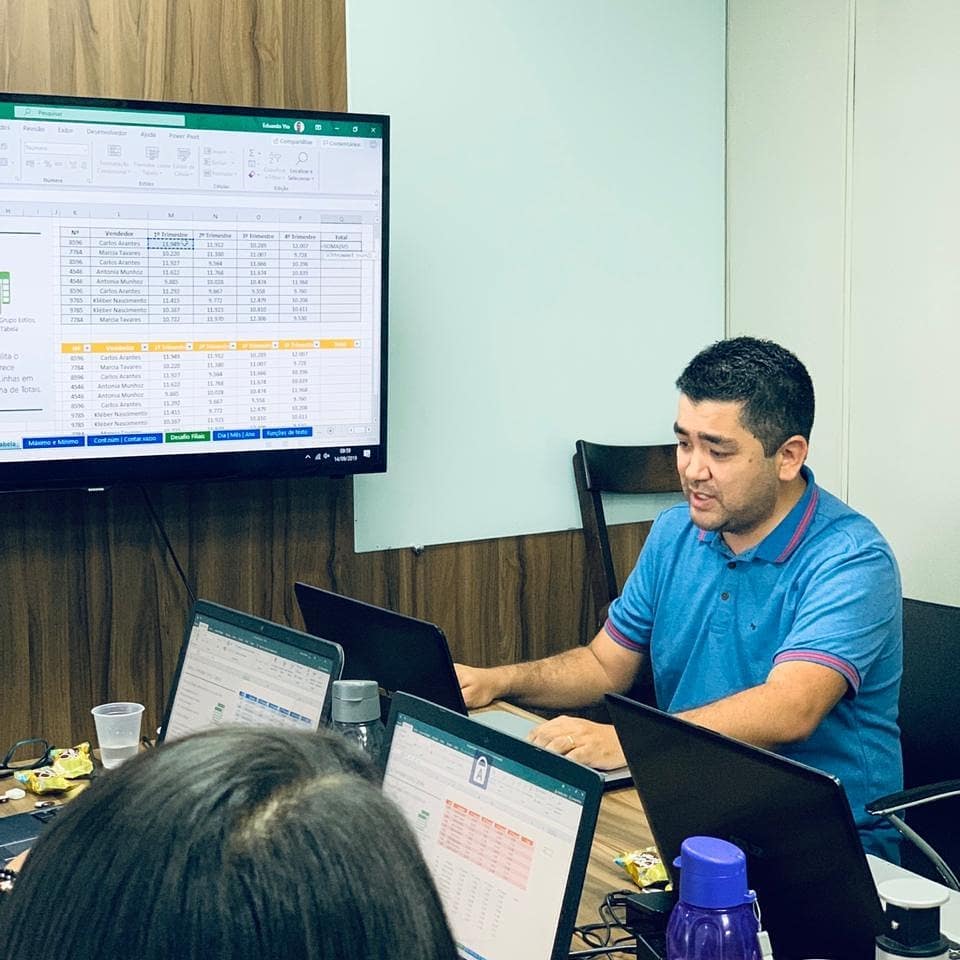 Eduardo Yto teaching a live corporate Excel training session