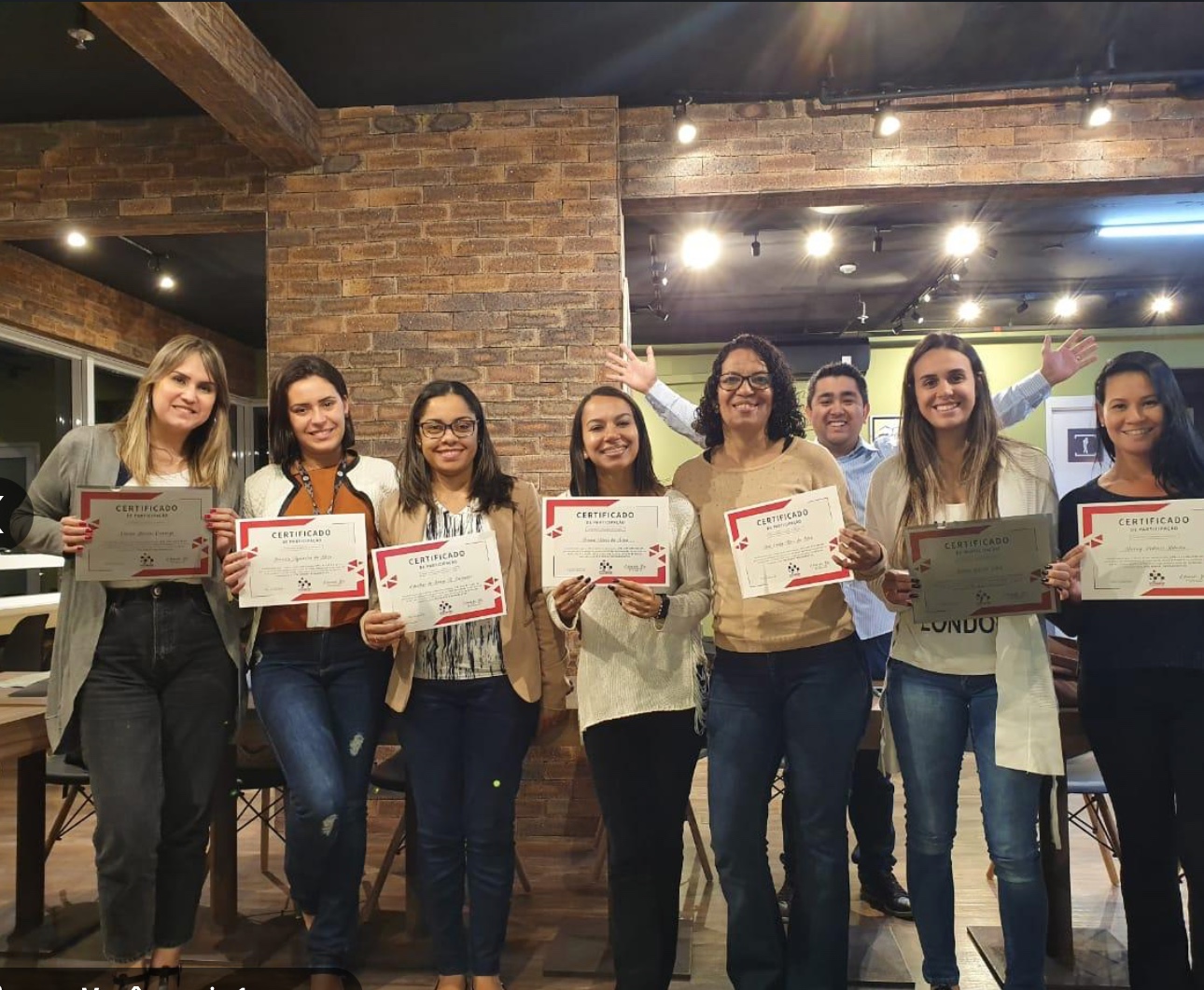Turma fechada no escritório do Grupo Yto Nihon